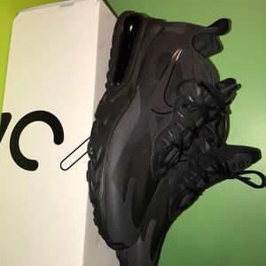 COPY - Selling size 10.5 Air max 270 react black/…